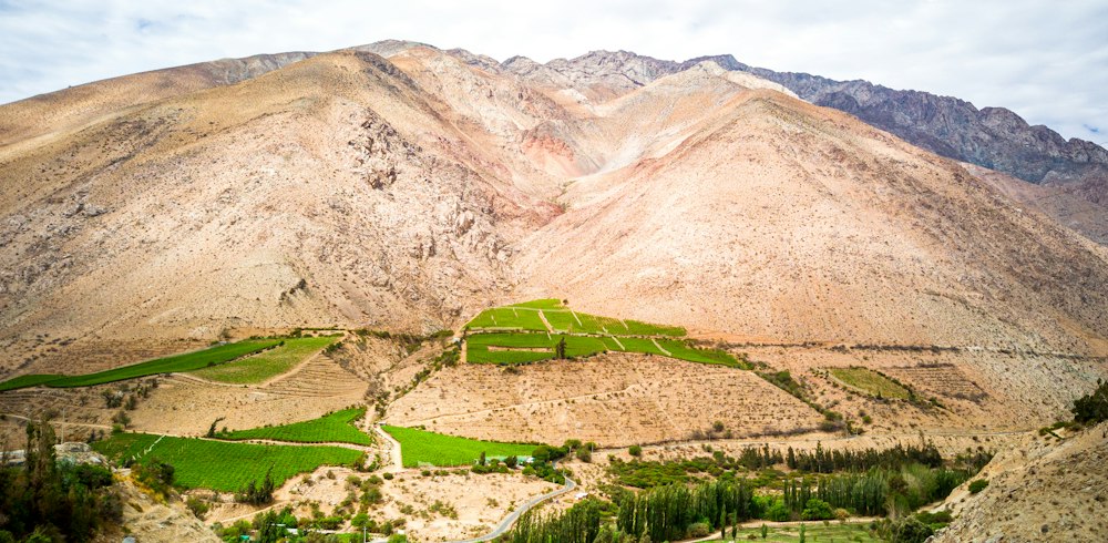Valle verde entre cerros secos visto desde altura en su comuna